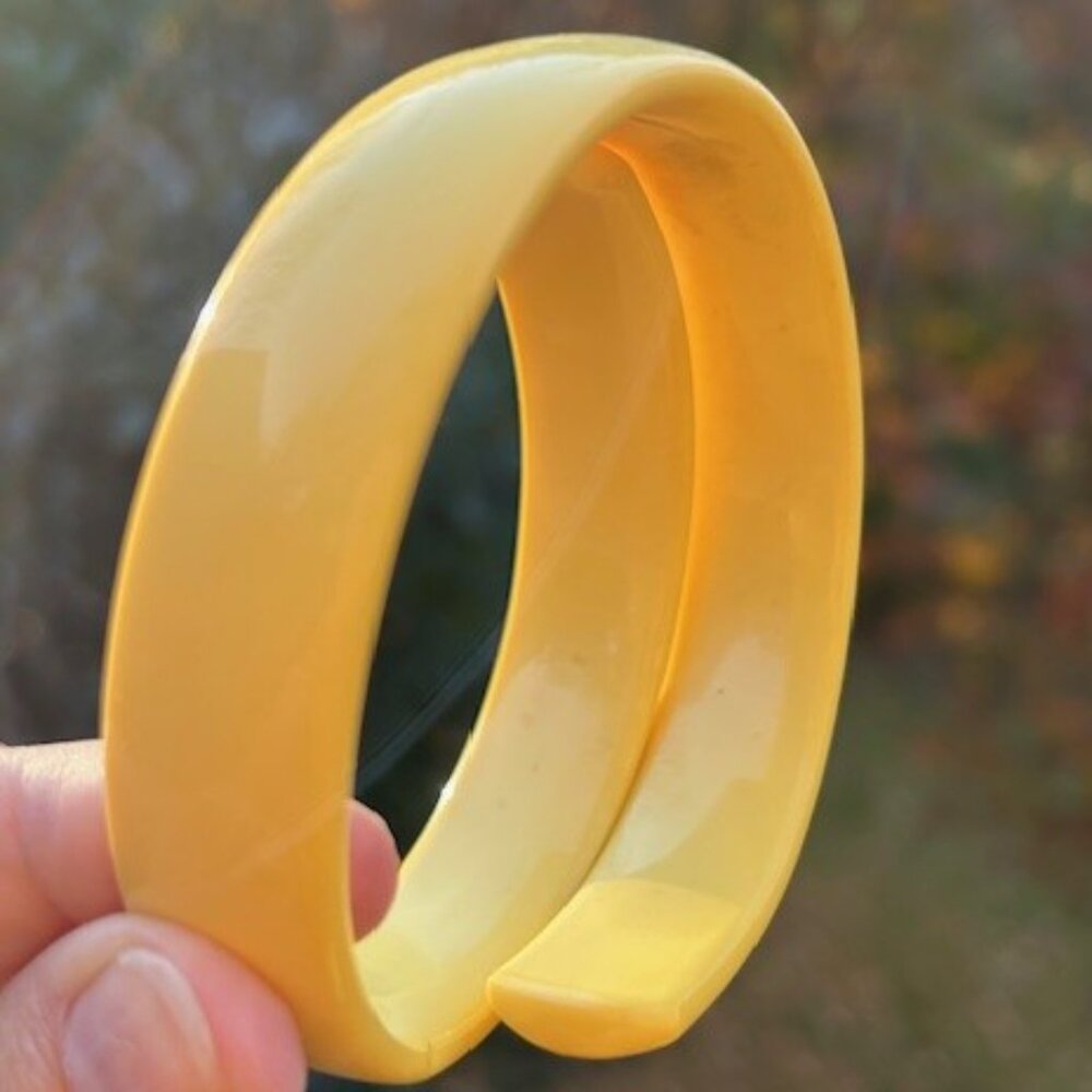 YELLOW LUCITE Wrap Vintage Bangle BRACELET - Picture 6 of 8